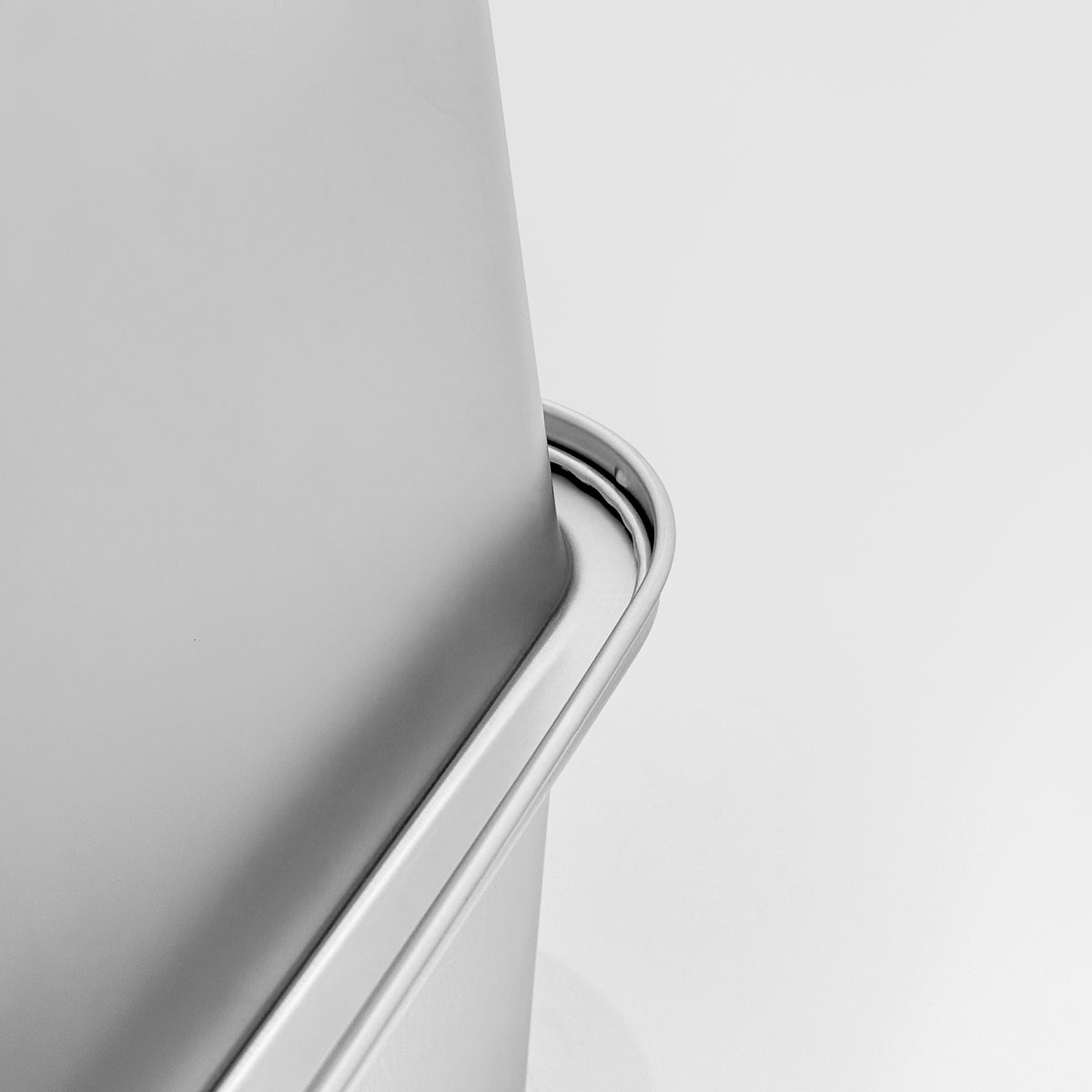 Easy-clean metal litter box with high sides and smooth surface